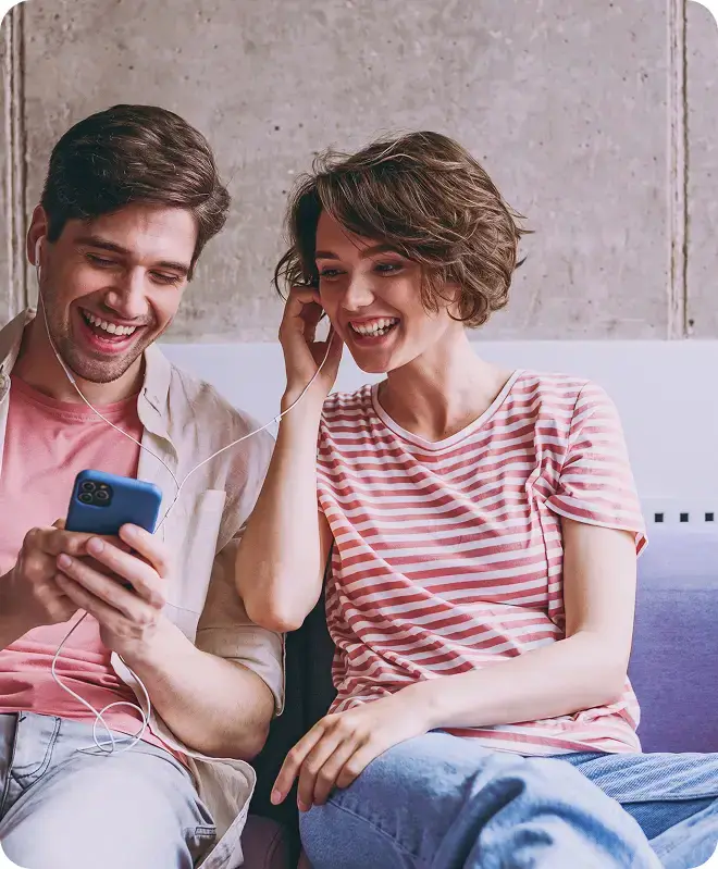 Una pareja escuchando una canción